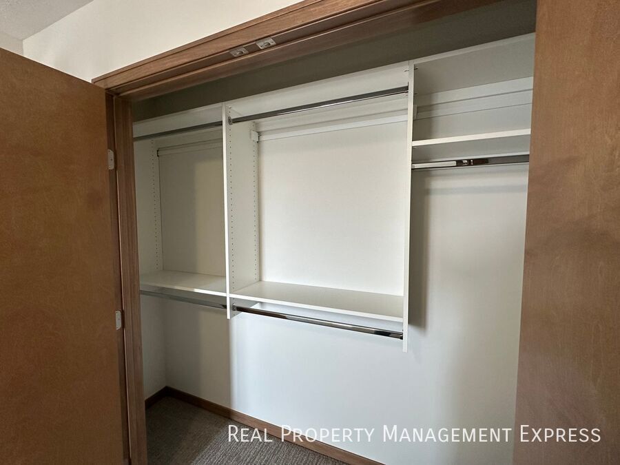 Building Photo - Beautiful 3 Bedroom 2.5 Bathroom Townhome