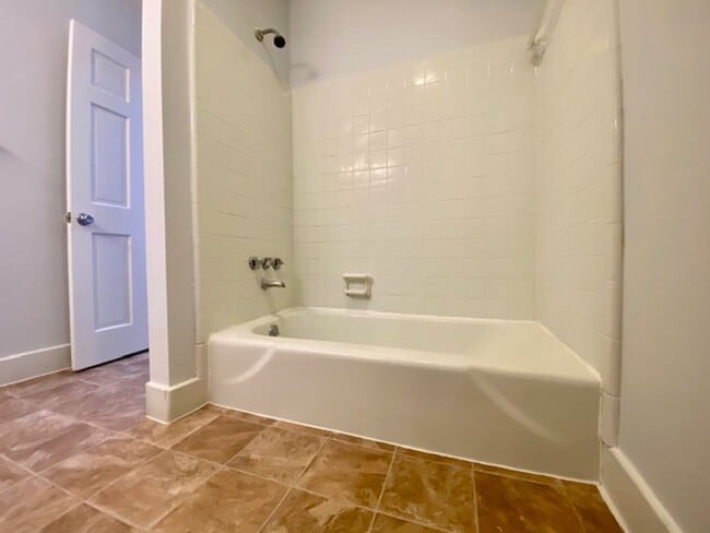 Building Photo - Nice quiet neighborhood -3 bed,2 bath bric...