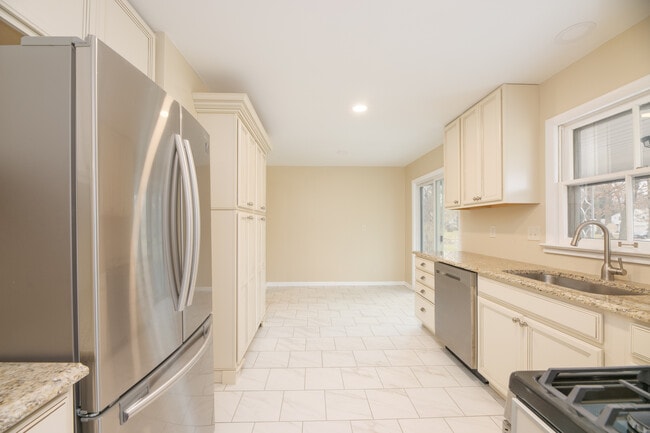 Kitchen - 15472 Brewster Rd