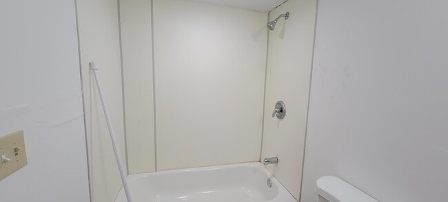 Building Photo - 2815 N Shore Dr