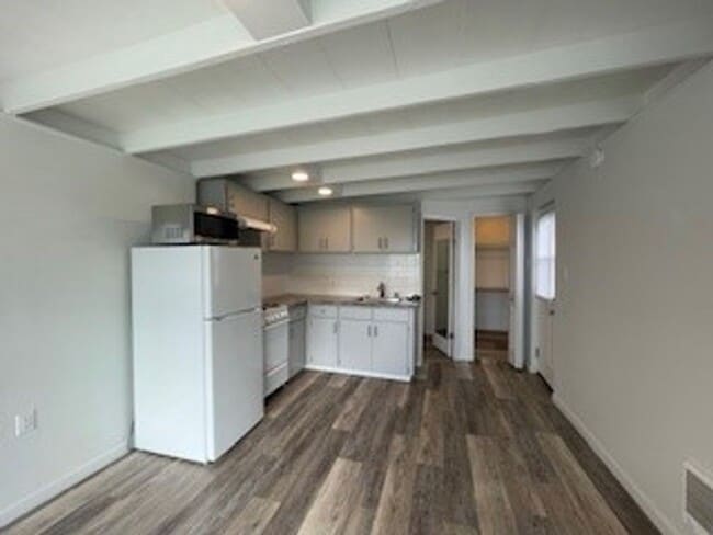Building Photo - Studio for rent in Cayucos