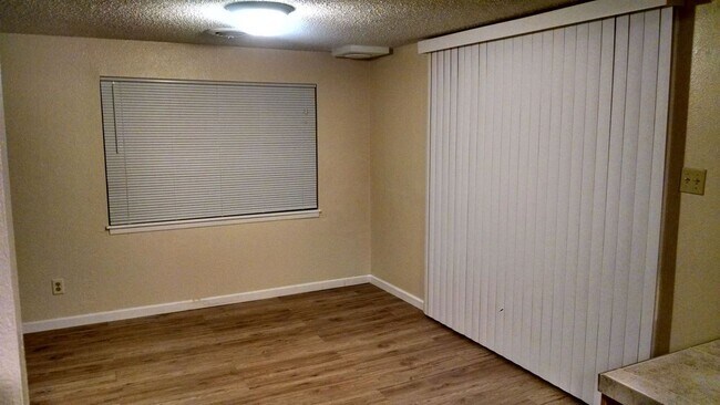 Building Photo - 2 br, 1 bath House - 433 W Second St #1 (884)