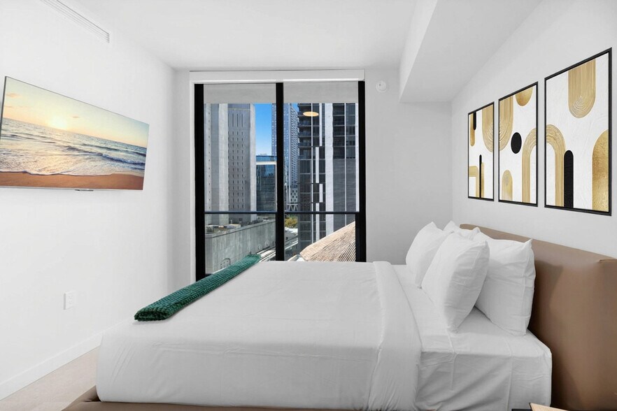 Building Photo - 501 NE 1st Ave