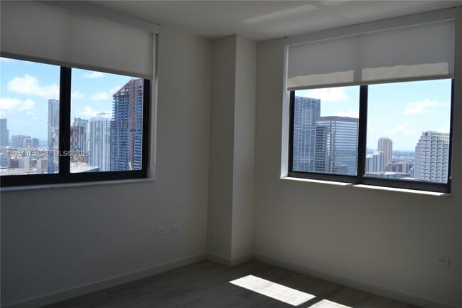 Building Photo - 999 SW 1st Ave