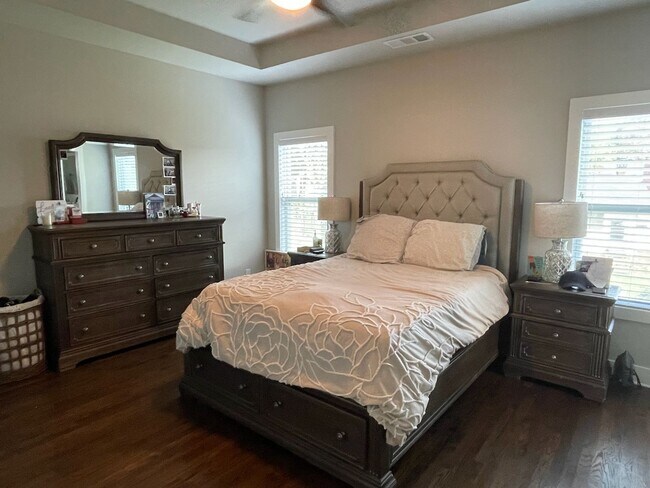 Building Photo - Convenient Living in West End
