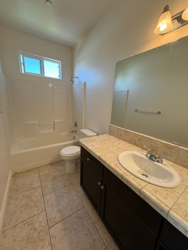 Building Photo - Beautiful Spacious 5 Bedroom Home located ...