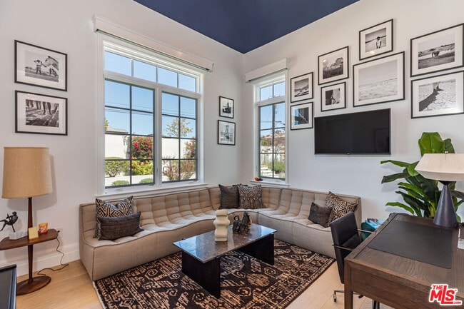 Building Photo - 6671 Dume Dr