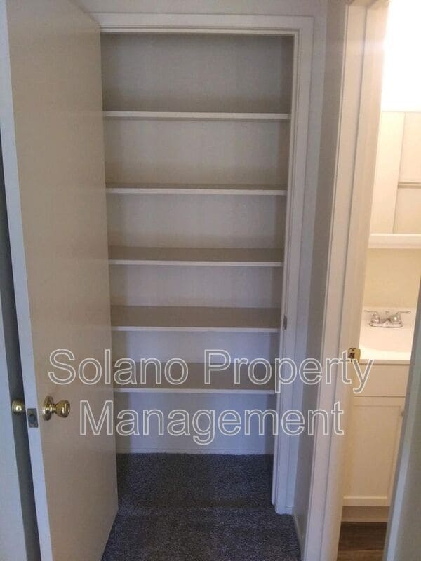 Building Photo - 1104 School St