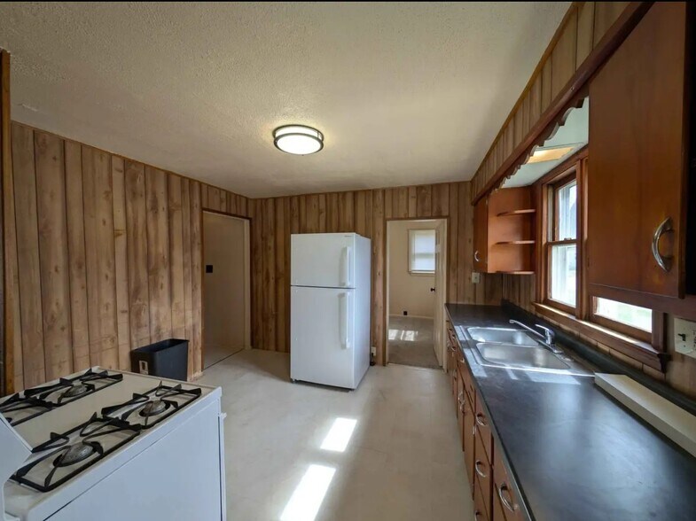 Building Photo - 501 School St