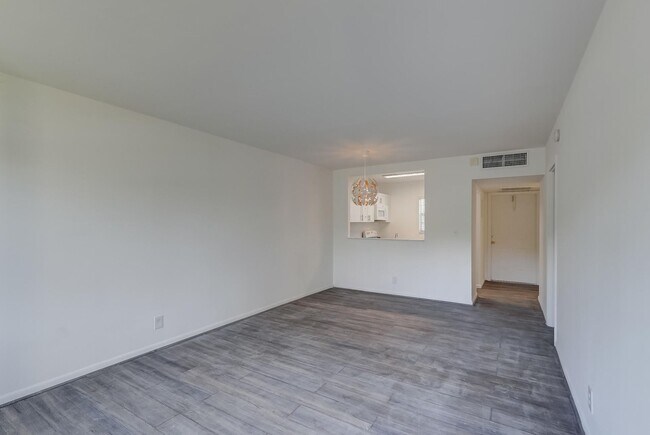 Building Photo - 5111 W Oakland Park Blvd