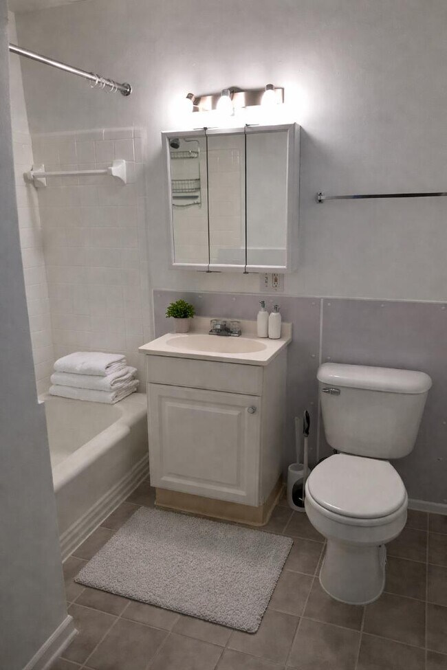 Building Photo - 2024 N Westwood Ave