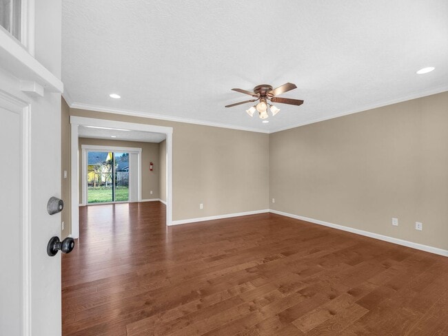 Building Photo - 330 SW Kalmia Ave