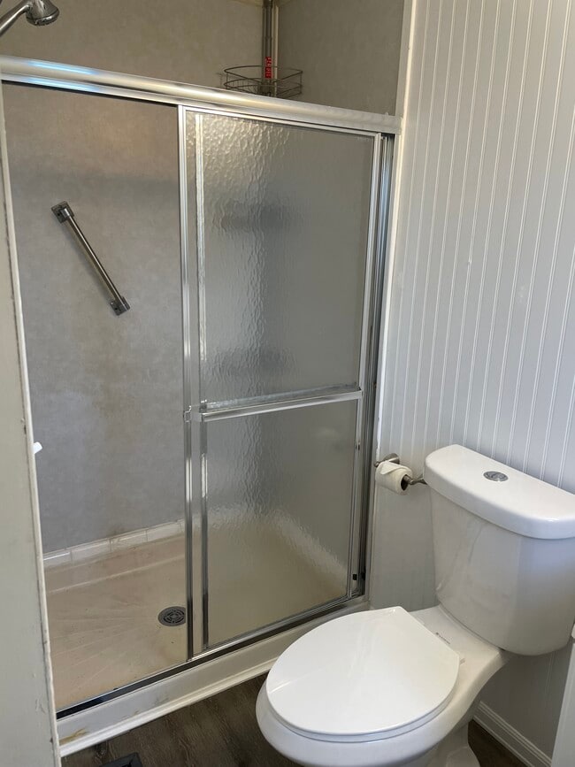 Master bath - 3811 Midway Dr