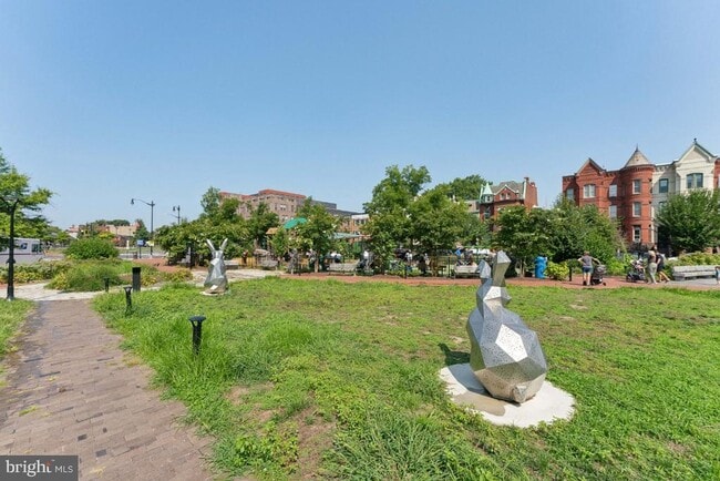 Building Photo - 902 D St SE