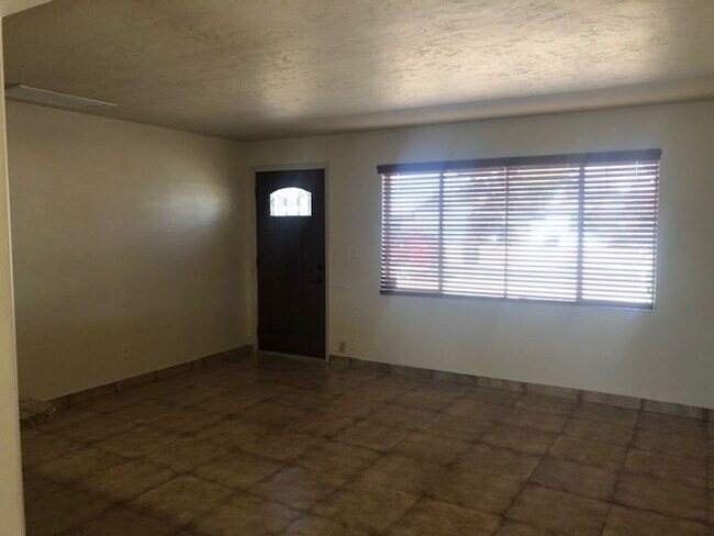 Building Photo - Mid town newly updated home!