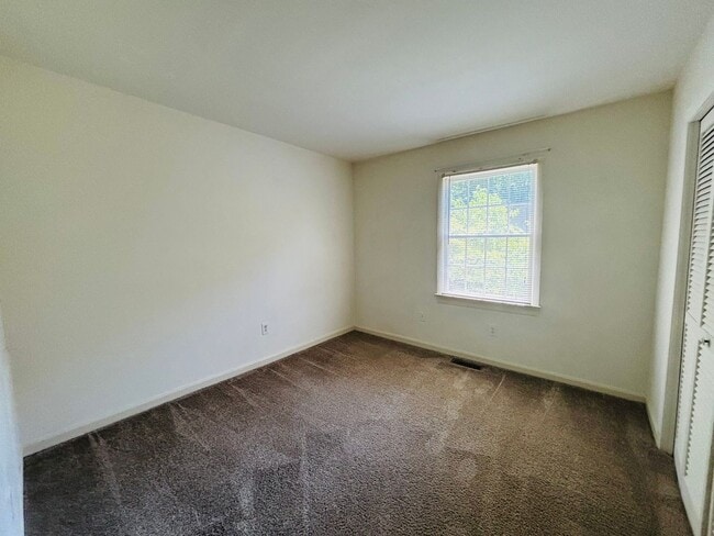 Building Photo - 105 Sherwood Ct