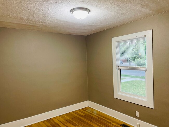 Building Photo - 3 bedroom house - Pet Friendly, Garage, Fenced Yard