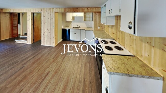 Building Photo - Near Randall Park - Charming home with two kitchens and washer/dryer included!