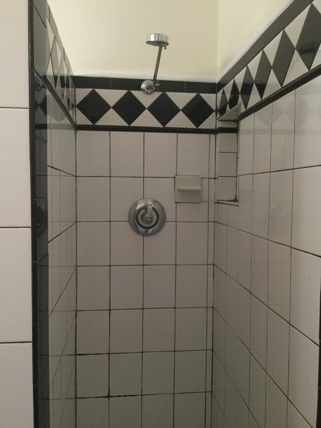 Building Photo - Country House on 1 Acre