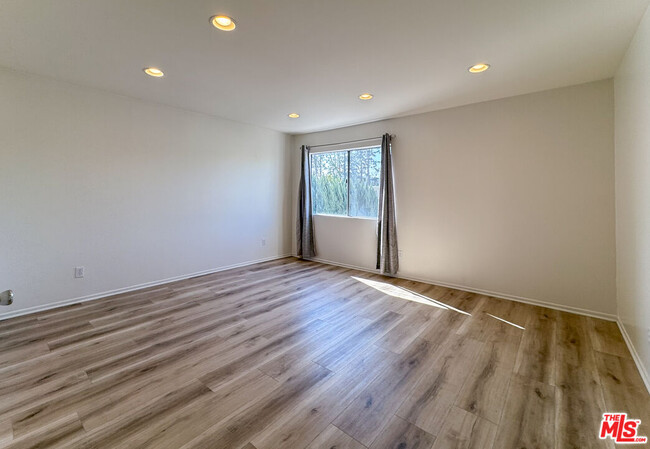 Building Photo - 11730 Moorpark St