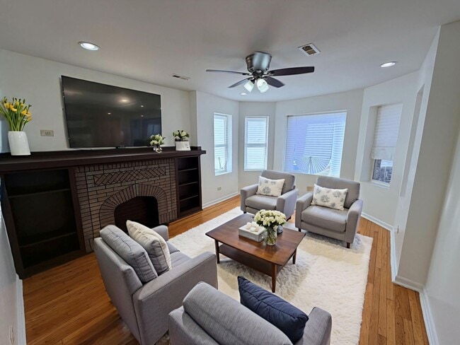 Building Photo - 1322 W 57th St