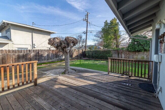 Building Photo - 218 E Longview Ave
