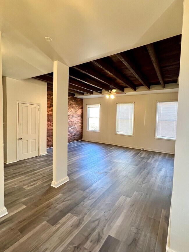 Building Photo - 253 N Mulberry St