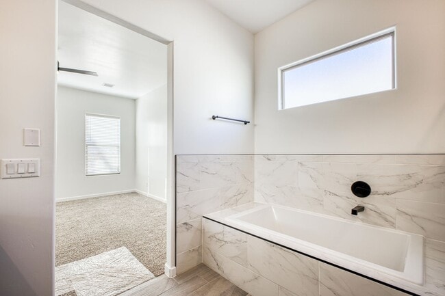 Building Photo - Beautiful East side House 4 bed-2.5 baths, part of The Overlook Casa Club that includes Swimming ...