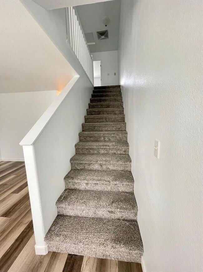 Building Photo - 254 Beacon Ct