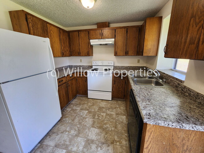 Building Photo - Spacious Two Bedroom Duplex