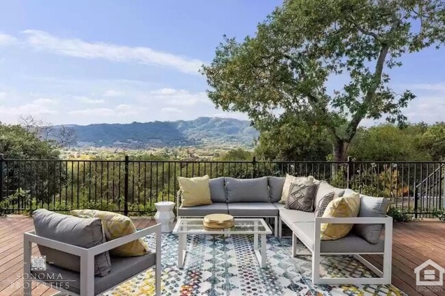 Building Photo - Beautiful 4bd/3.5ba Updated Custom House with Valley Views