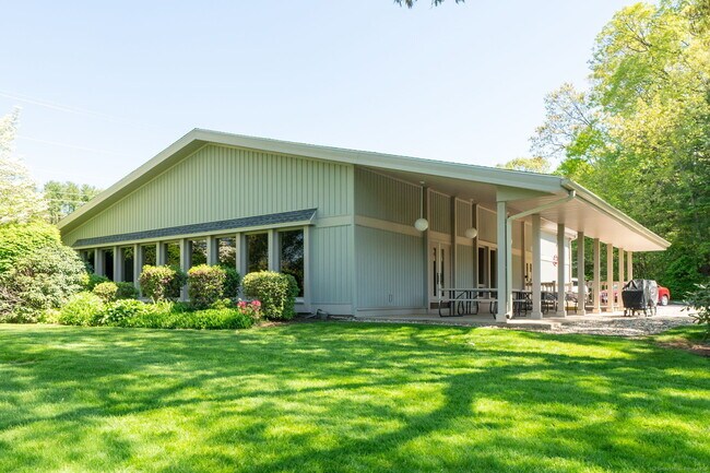 Building Photo - 10 Deepwood Dr