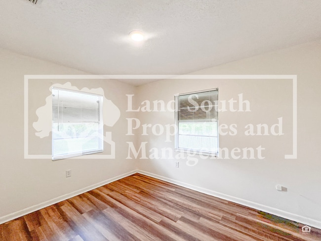 Building Photo - Newly Renovated 3-Bedroom Duplex with Mode...