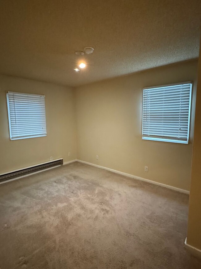 Building Photo - Spacious Updated 2 Bedroom in Renton with ...