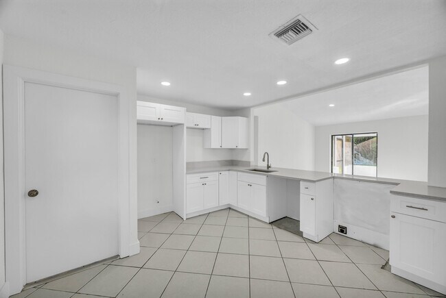 Building Photo - 2514 SE Alfonso Ave
