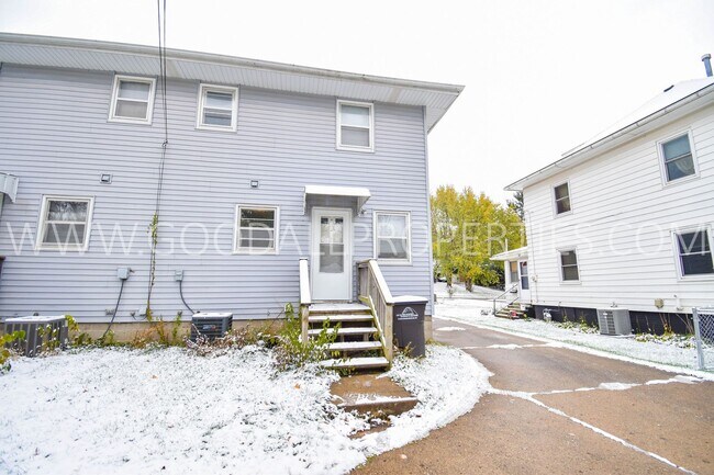 Building Photo - 2 Bedroom 1.5 Bath Home