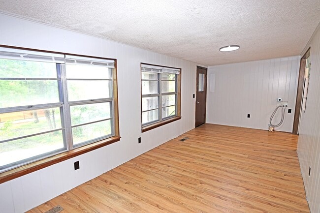 Building Photo - 344 E Adams Ave