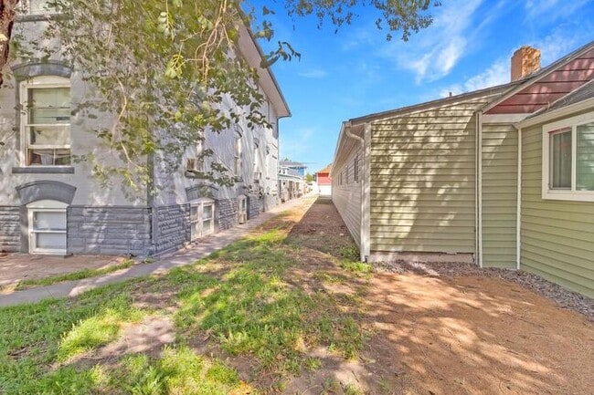 Building Photo - Bright Downtown Studio Apartment