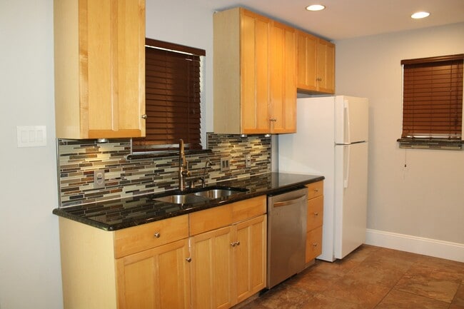 Building Photo - 1313 Casa Vale Dr