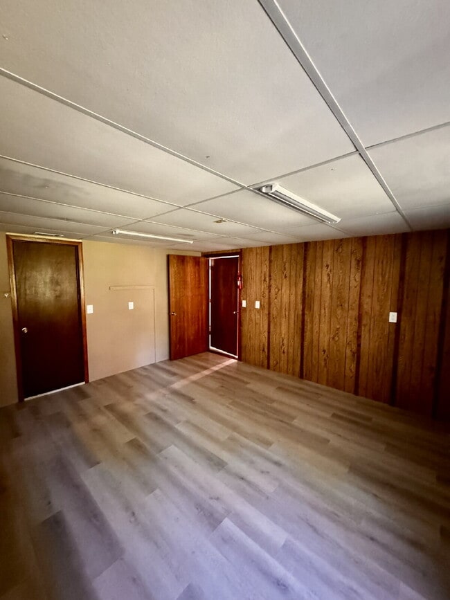 Building Photo - 8889 Old Dutch Elbow