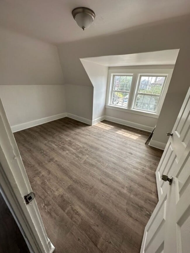 Building Photo - 753 Rossmore Ave