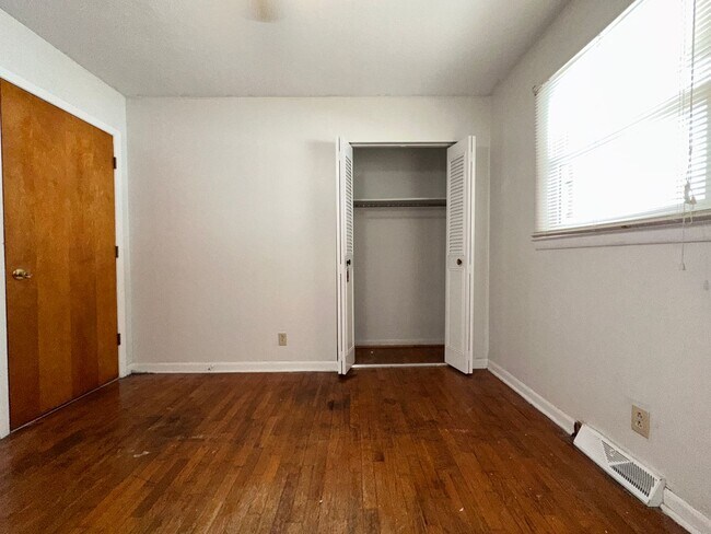 Building Photo - FNY121