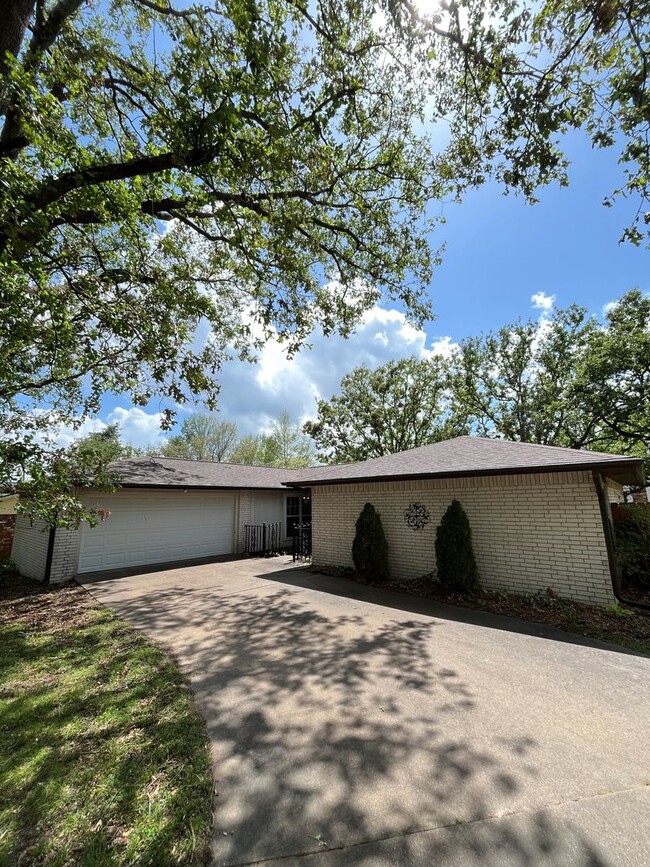 Primary Photo - Superb 3 bedroom 2.5 bath home in Springda...