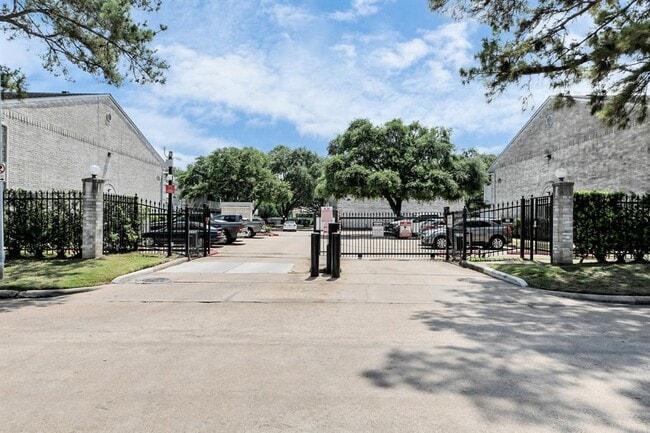 Building Photo - 10757 Braes Bend Dr