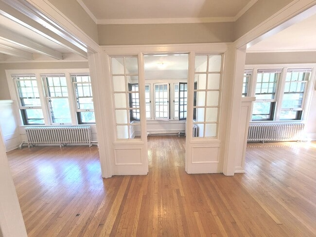 Building Photo - 2541 N Lake Dr