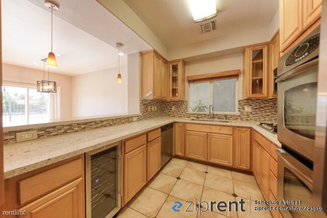 Building Photo - 4 br, 2.5 bath Condo - 20300 Vanowen Stree...