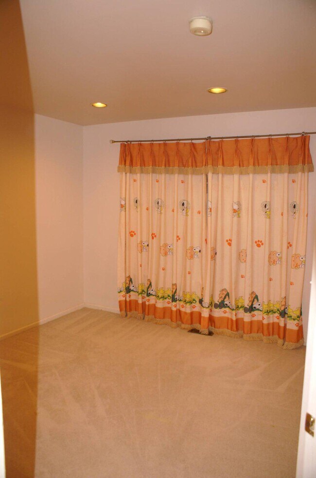 Building Photo - 402 Bollen Ct