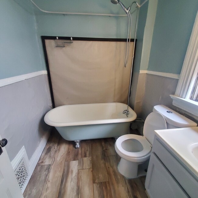 Building Photo - 2451 Maplewood Ave