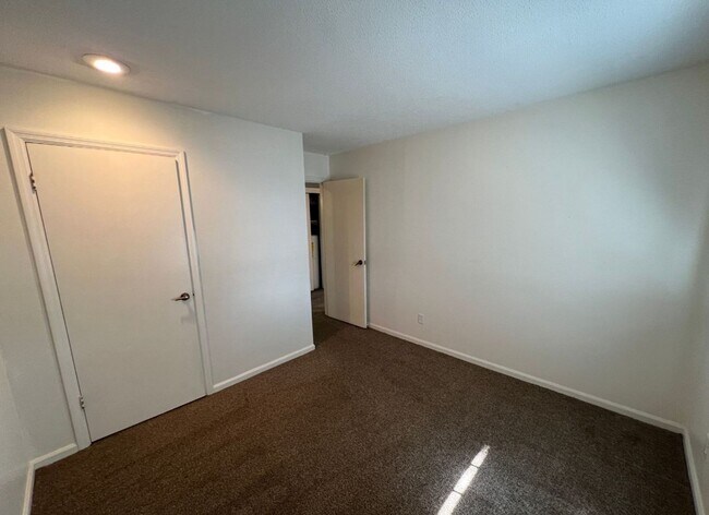 Building Photo - Cozy 2-Bedroom Apartment with Convenient First-Floor Living