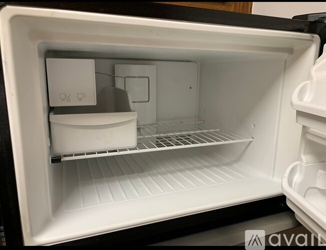 Ice Maker - 2032 Belmont Rd NW